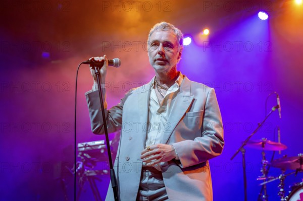 BAXTER DURY (son of Ian Dury), musician, singer, indie/pop, GB, ALLBARONE TOUR, live on 01.12.2025 at Huxleys Neue Welt, Berlin, Germany, sold out < english> BAXTER DURY (son of Ian Dury), musician, singer, UK, live on 01.12.2025 at Huxley's New World, sold out