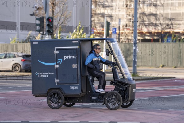 E-cargo bike, e-cargo bike delivery vehicle, pedal drives with e-motor assistance, from the mail-order company Amazon, from a micromobility center near Alexanderplatz, the electric mini transporters in the inner city area deliver over 1.5 million parcels annually, the manufacturer of the e-cargo bikes is the German company Mubea, from Sauerland, Germany
