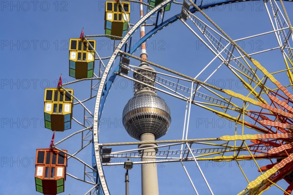 Christmas market am Park am Berliner Fernsehturm, Ferris wheel, Fernsehturm dome, Berlin, Germany