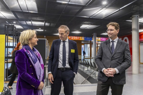 Annual event on the BW Automotive Industry Strategy Dialogue (SDA) in Stuttgart. Nicole Hoffmeister-Kraut (CDU, Minister of Economic Affairs BW) talking to Oliver Blume (CEO Porsche AG and Volkswagen AG) and Ola Källenius (CEO of Mercedes-Benz Group AG) . Automotive industry conference. Stuttgart, Baden-Württemberg, Germany