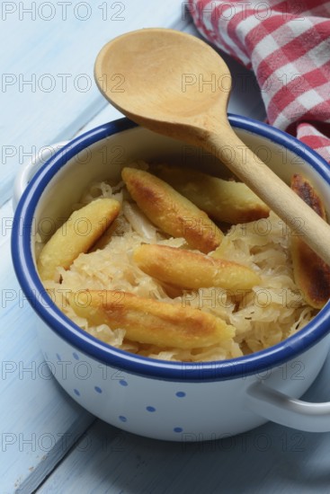 Fried puff noodles with sauerkraut in pots