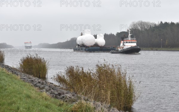 Tugboats bring heavy transport, pontoon, through the Kiel Canal, NOK, Kiel Canal, Kiel Canal, Schleswig-Holstein, Germany