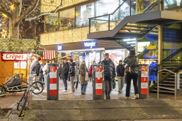 Rampage barriers, vehicle barriers, at the Christmas market on Breitscheidplatz, at the Memorial Church, Christmas decoration, light decoration, in Berlin, Germany