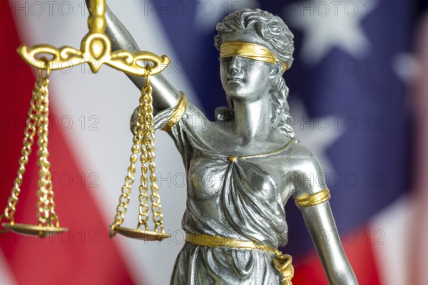 Close-up of a judiciary in front of the flag of the USA (symbol image)