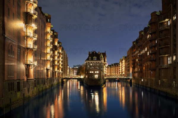Night view, historic moated castle, warehouses, brick buildings, canal, Hamburger Speicherstadt, Hafencity, Free and Hanseatic City of Hamburg, Germany