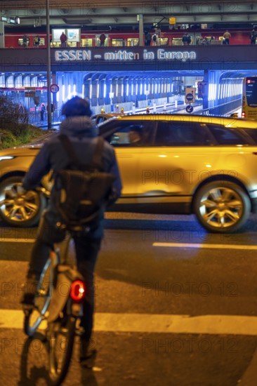 The main train station in Essen, bus station, Europaplatz, pedestrian crossing, traffic light, cyclists waiting at red, North Rhine-Westphalia, Germany