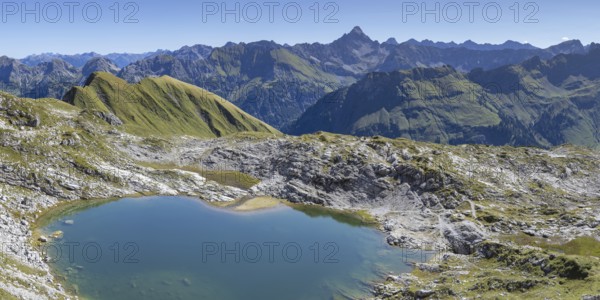Mountain panorama over Laufbichlsee, behind it the Hochvogel, 2592m, Allgäu Alps, Allgäu, Bavaria, Germany