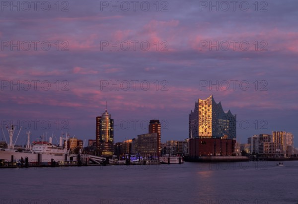 View over the Norderelbe to Elbe Philharmonic Hall, Elphie, museum ship Cap San Diego, Columbus House, Hafencity, Kehrwiederspitze, residential complex The Crown, Free and Hanseatic City of Hamburg, evening light, twilight, Germany