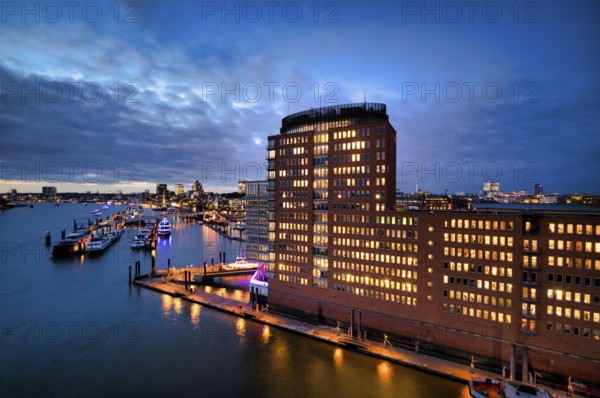 View of Landungsbrücken, Hafen, Kehrwiederspitze, GasChem Services GmbH, Sandtorkai, Speicherstadt, Hafencity, Free and Hanseatic City of Hamburg, twilight, evening, blue hour, Germany