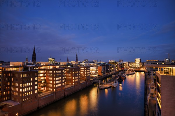 Sandtorkai, Sandtorhafen, Speicherstadt, Hafencity, Free and Hanseatic City of Hamburg, twilight, evening, blue hour, Germany