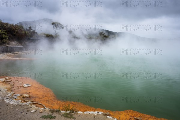 The champagne pool in the Waiotapu geothermal area (Wai-O-Tapu) . Waiotapu, Waikato, North Island, New Zealand