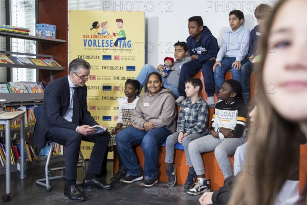 Thorsten Frei, head of the Federal Chancellery, is reading the book The Message in a Bottle by Klaus Kordon at the nationwide reading day at Robert Reinick Elementary School in Berlin on 21.11.2025. He thus represents Federal Chancellor Friedrich Merz, who cancelled at short notice due to urgent scheduling reasons