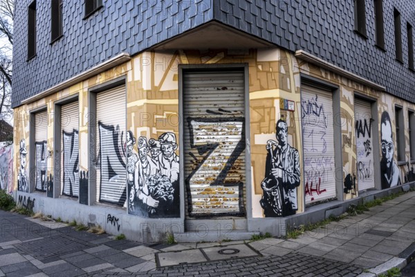 Street art in Essen, graffiti on an empty building on Varnhorststraße, city center, North Rhine-Westphalia, Germany