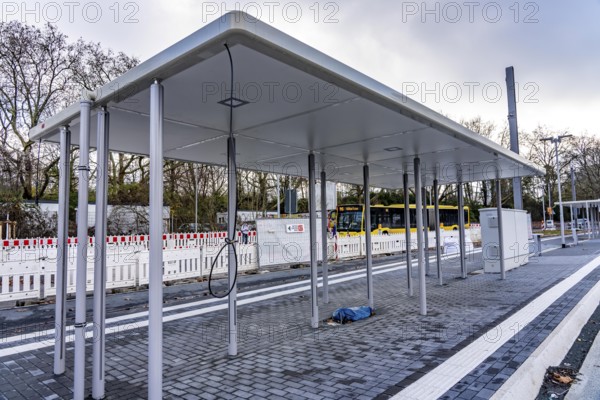 Large construction site in the city center of Essen, the large intersection of Hollesstraße and Steeler Straße is being completely rebuilt, renovated, supply lines, sewage, gas, water and the construction of new tracks for the new Stadtbahn-Essen, a new tram line in the city center, new construction of stops, North Rhine-Westphalia, Germany