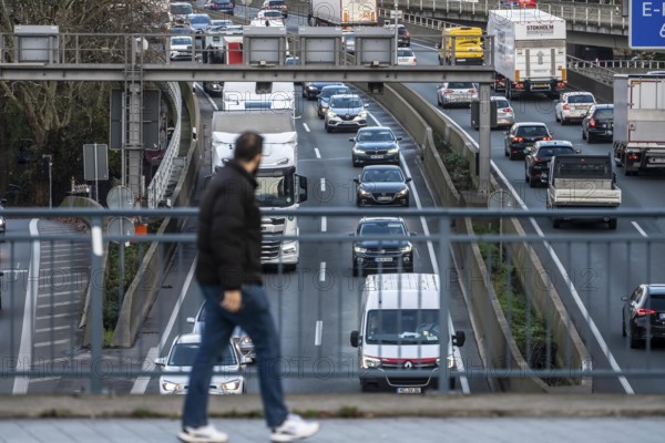 Autobahn A40, Ruhrschnellweg, traffic jams on both roads, at the Ruhrschnellwegstunnel in Essen, rush hour traffic, AS Essen-Huttrop, NR, Germany