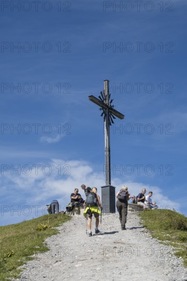 Summit cross with tourists, Brauneck 1555m, Bavarian Prealps, Isarwinkel, Lenggries, Upper Bavaria, Bavaria, Germany