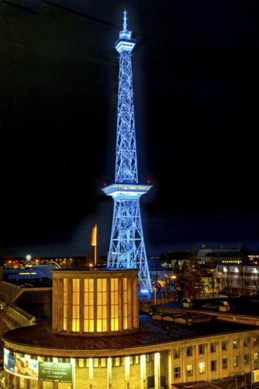 Blue-lit Berlin radio tower, steel half-timbered building by architect Heinrich Straumer, Langer Lulatsch, old radio tower, television tower, heritage-protected building, in front of Hall 16, exhibition center, Messe Berlin, at night, Berlin, Germany