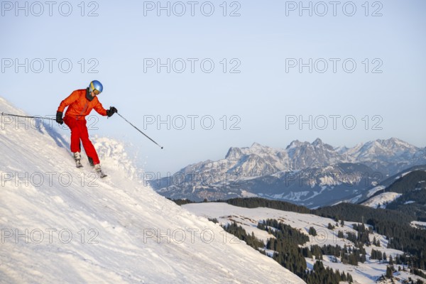 Skiers, downhill Hohe Salve, back Loferer Steinberge, SkiWelt Wilder Kaiser Brixenthal, Hochbrixen, Tyrol, Austria