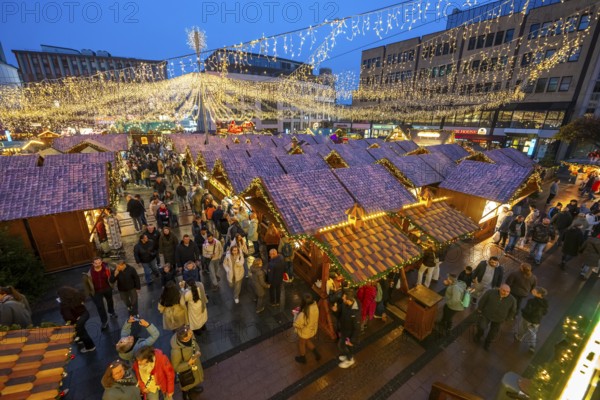Pre-Christmas time, visitors to de, Christmas market in downtown Essen, on Kennedyplatz, the market is already opening in mid-November, Christmas lights, Essen Light Weeks, North Rhine-Westphalia, Germany
