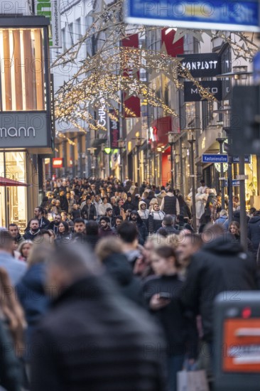 Limbecker Straße shopping street, pedestrian zone, full, lots of people shopping, Christmas lights, Essen Light Weeks, Essen, North Rhine-Westphalia, Germany