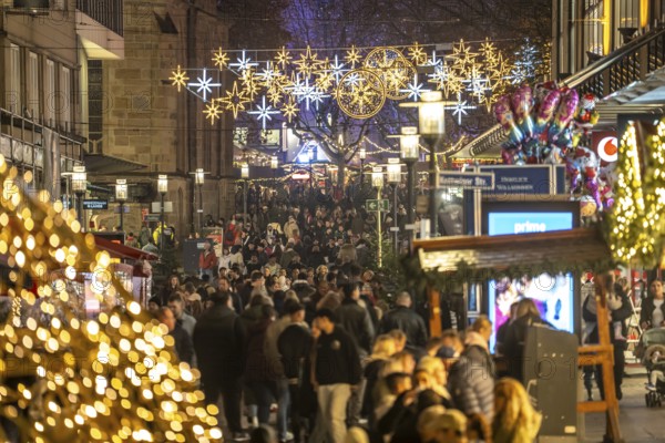 Kettwiger Straße shopping street, pedestrian zone, full, lots of people shopping, Christmas lights, Christmas market stalls, Essen light weeks, Essen, North Rhine-Westphalia, Germany