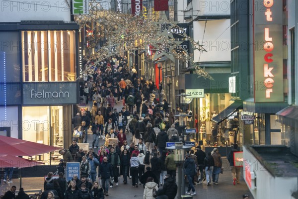 Limbecker Straße shopping street, pedestrian zone, full, lots of people shopping, Christmas lights, Essen Light Weeks, Essen, North Rhine-Westphalia, Germany