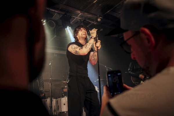 Tom Grennan live on Grennan '25 tour at Bi Nuu in Berlin on 13.11.2025 Note: the photo was taken through a pane of glass