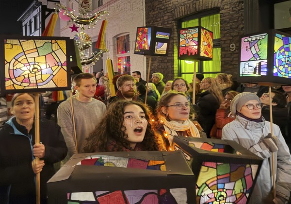 Martin procession of schoolchildren with lanterns on Alte Schulstraße in the evening, Old Town, Kempen, Lower Rhine, North Rhine-Westphalia, Germany