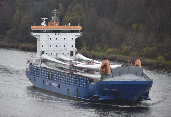 Cargo ship ROTRA VENTE sails with rotor blades for wind turbines in the Kiel Canal, NOK, Kiel Canal, Kiel Canal, Schleswig-Holstein, Germany