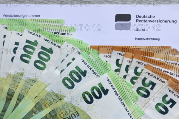 Official letter from the German Pension Insurance with 50 and 100 euro notes