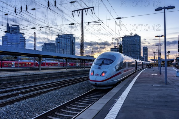 ICE train, S-Bahn, in Essen main station, on the platform, North Rhine-Westphalia, Germany