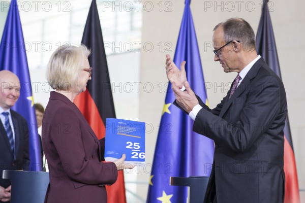 Prof. Dr. Monika Schnitzer (Chair of the Council of Experts) and Friedrich Merz (Federal Chancellor of the Federal Republic of Germany, CDU) handing over the 2025/2026 annual report entitled Creating prospects for tomorrow - do not squander opportunities from the Council of Experts to review macroeconomic development in the Federal Chancellery on 12.11.2025