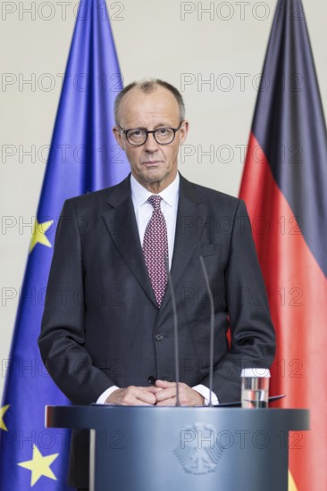 Friedrich Merz (Federal Chancellor of the Federal Republic of Germany, CDU) handing over the annual report 2025/2026 entitled Creating prospects for tomorrow - do not squander opportunities from the Council of Experts to assess macroeconomic development in the Federal Chancellery on 12.11.2025