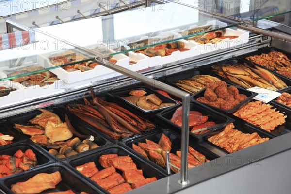Display, refrigerated counter in a fish shop in Wismar on the Baltic Sea, Mecklenburg-Western Pomerania, Germany