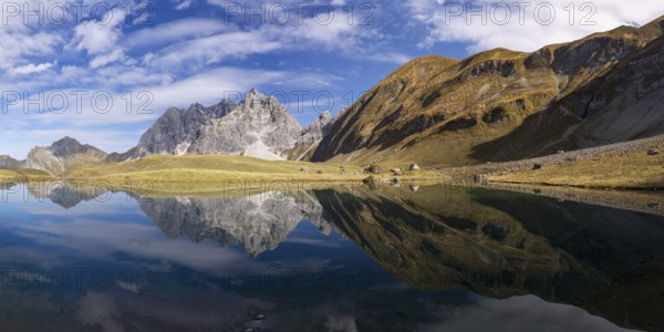 Mountain panorama in autumn, Eissee, Oytal, behind Großer Wilder, 2379m, Hochvogel and Rosszahn Group, Allgäu Alps, Allgäu, Bavaria, Germany
