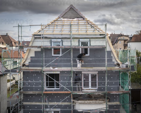Energetic renovation of an apartment building, renovation of an old building, thermal insulation, new windows, new roof battens, scaffolding, Stuttgart