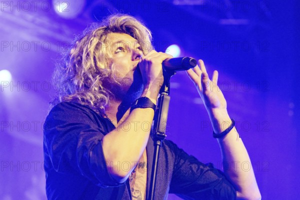 Hannes Braun, singer of the band Kissin' Dynamite live on Back with a Bang World Tour at Capitol Hanover on 09.11.2025