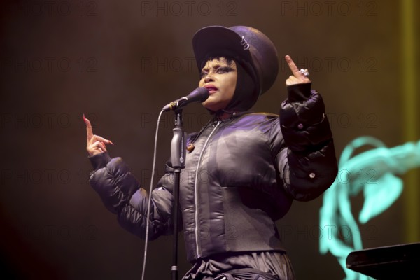 Erykah Badu, singer, USA, soul, hip-hop, R&B, The Return Of Automatic Slim World Tour 2025, live at the Uber Eats Music Hall, Berlin, 04.11.2025 < english> Erykah Badu, singer, hip-hop, live at the Uber Eats Music Hall, November 4th, 2025