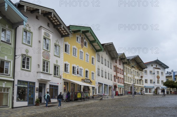 Gabelhäuser mit Lüftlmalerei in der Marktstraße, pedestrian zone, Altstadt, Bad Tölz, Upper Bavaria, Bavaria, Germany