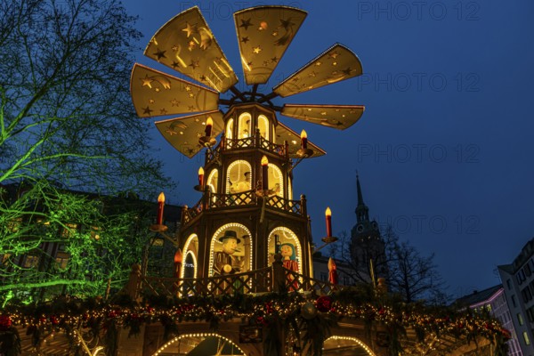 Christmas market with three-story illuminated Christmas pyramid, Rindermarkt, Munich, Upper Bavaria, Bavaria, Germany