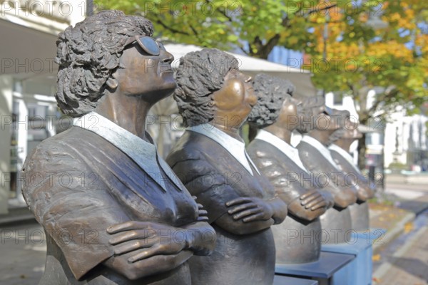 Unity sculpture - Persil remains Persil by Guido Messer 1993, modern art, five bronze sculptures looking up synchronously into the air, looking up, looking, sunglasses, crossed arms, row, series, cheerful, joy, curious, faces, blur of depth, Friedrichstraße, Balingen, Swabian Alb, Baden-Württemberg, Germany