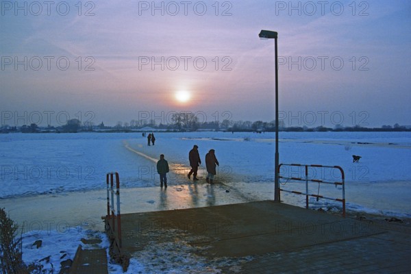 People walk across frozen Elbe, ferry dock, Neu Bleckede, Bleckede, Lower Saxony, Germany, February 9, 1996, vintage, retro, old, historic