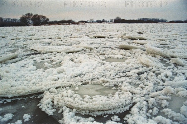 Frozen Elbe, Eisschollen, Bleckede, Lower Saxony, Germany, January 03, 1997, vintage, retro, old, historic