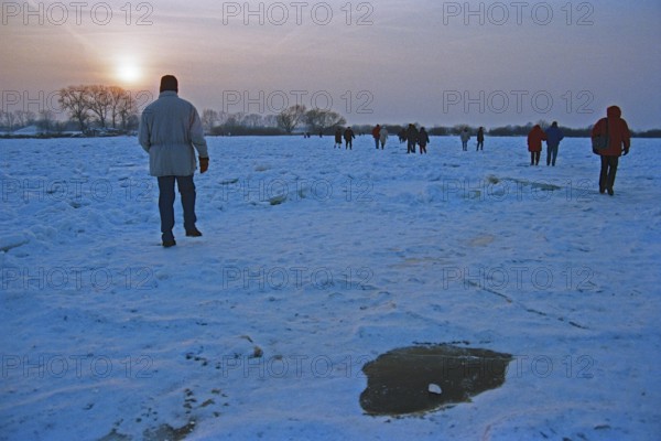 People walk across ice rink, sunset, frozen Elbe, Bleckede, Lower Saxony, Germany, February 9, 1996, vintage, retro, old, historic