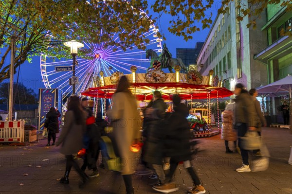 Full city center, shopping street, Kettwiger Straße pedestrian zone in Essen, first takeaways and stalls, even in front of the opening of the Christmas market, Ferris wheel, carousel, Christmas lights, North Rhine-Westphalia, Germany