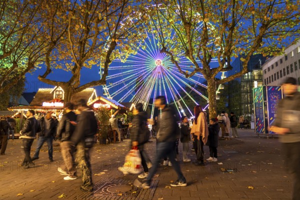 Full city center, shopping street, Kettwiger Straße pedestrian zone in Essen, first takeaways and stalls, even in front of the opening of the Christmas market, Ferris wheel, Christmas lights, North Rhine-Westphalia, Germany