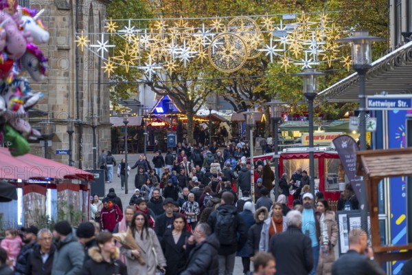 Full city center, shopping street, Kettwiger Straße pedestrian zone in Essen, first takeaways and stalls, even in front of the opening of the Christmas market, Essen Light Weeks, Christmas lights, North Rhine-Westphalia, Germany