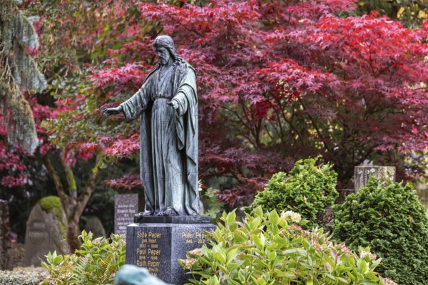 Pragfriedhof Stuttgart in autumn. November is traditionally a time for Christians to visit their graves. Symbolic photo with graves and grave decorations. Stuttgart, Baden-Württemberg, Germany