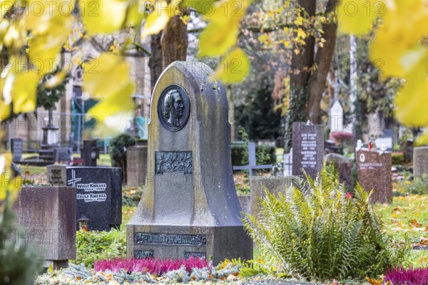 Honorary grave of poet Eduard Mörike. Pragfriedhof Stuttgart in autumn. November is traditionally a time for grave visits. Stuttgart, Baden-Württemberg, Germany