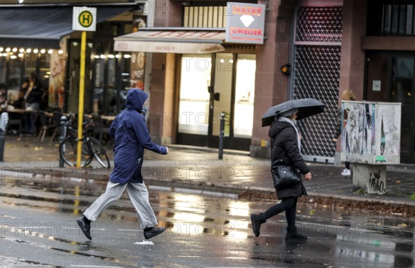 With umbrella and raincoats, people in the rain, Potsdamer Straße, Berlin, 30.10.2025, Berlin, Berlin, Germany